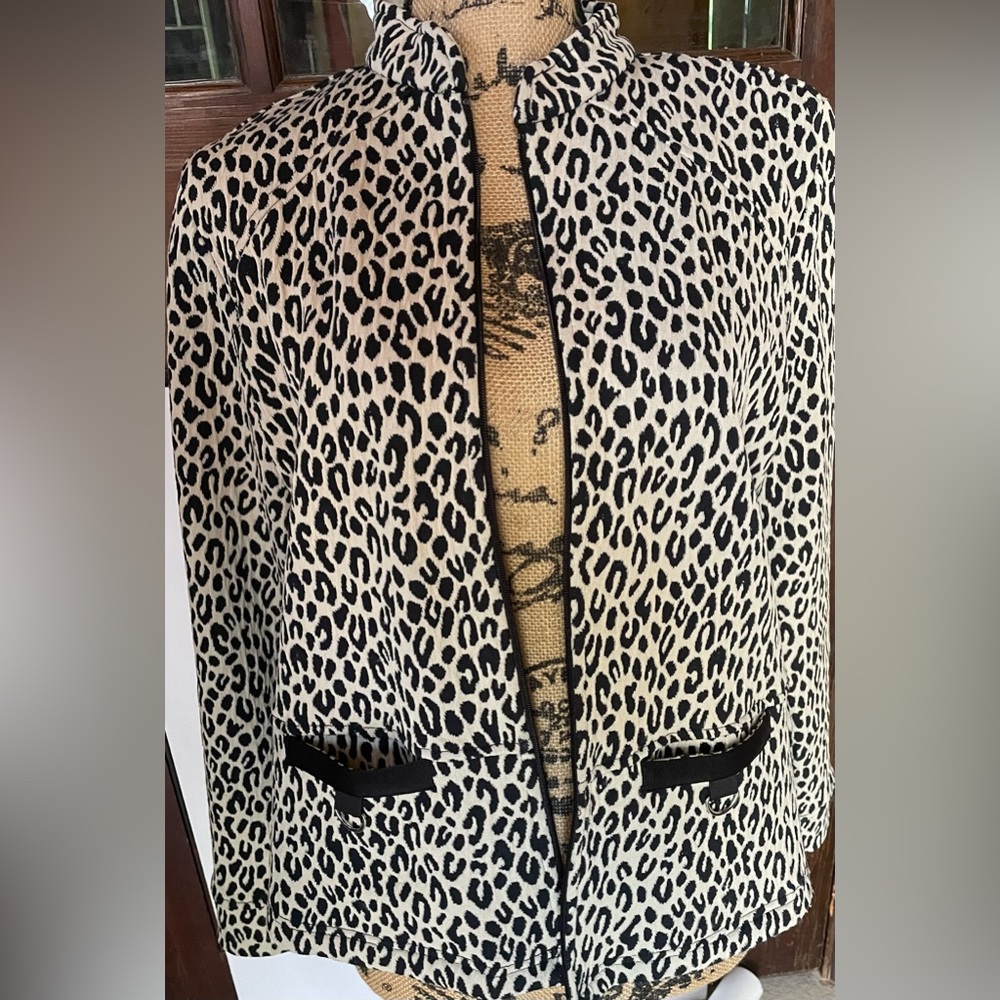 Rafael Sport animal print long sleeve lined zip up with pockets. Sz M Looks New